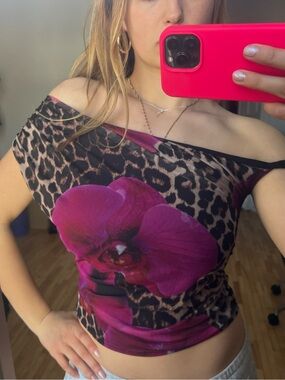 Off-Shoulder Leopard Going out Top with Flower Graphic from Kaiia